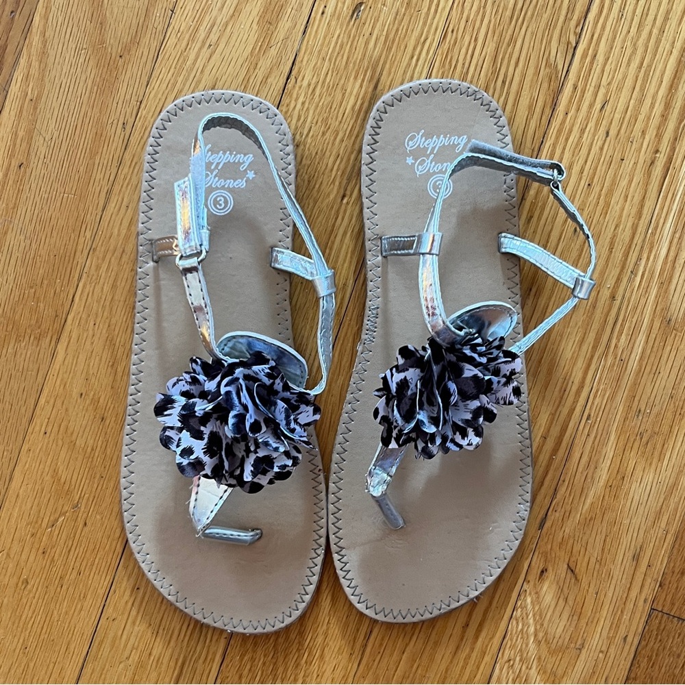 Stepping Stones Silver big girlsSandals size 3 with black and gray leopard pouf